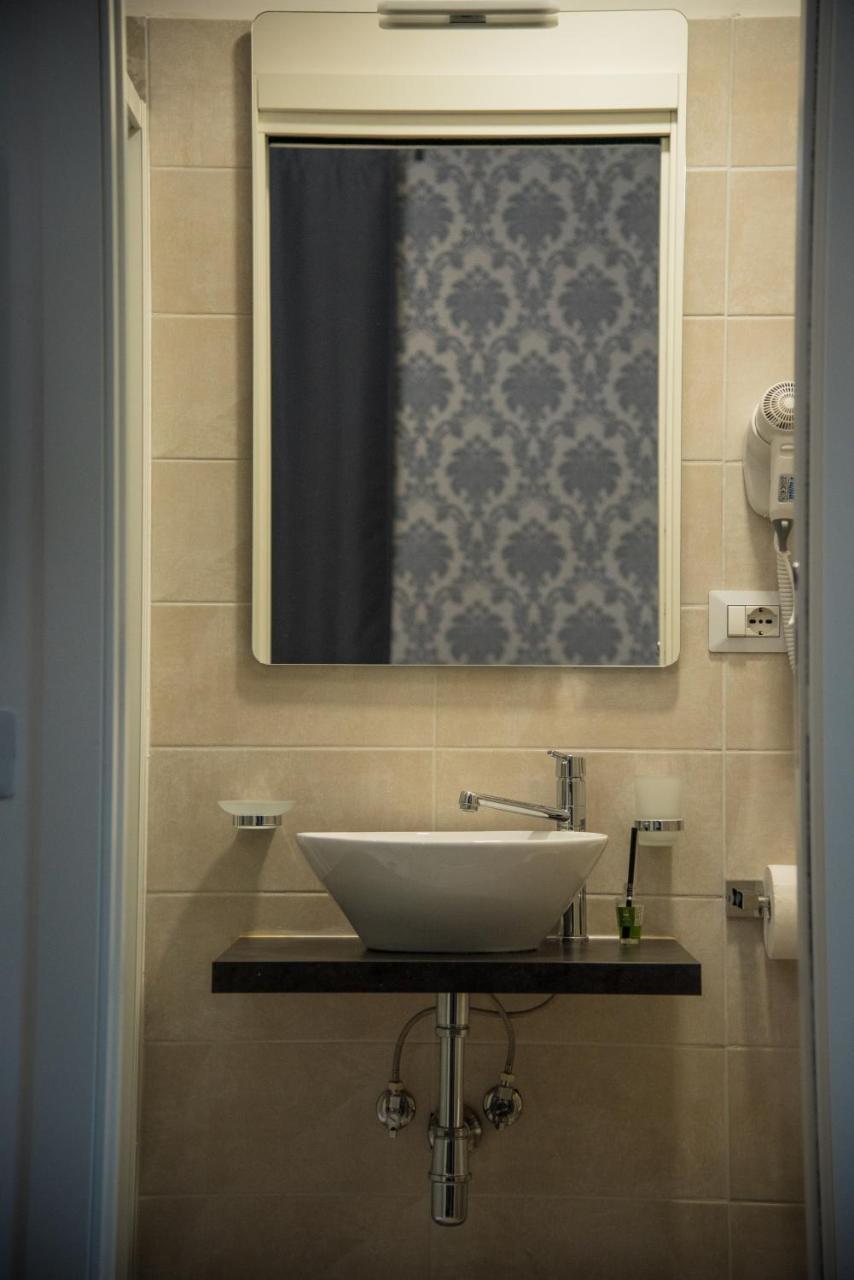 Inside Roma Rooms Экстерьер фото